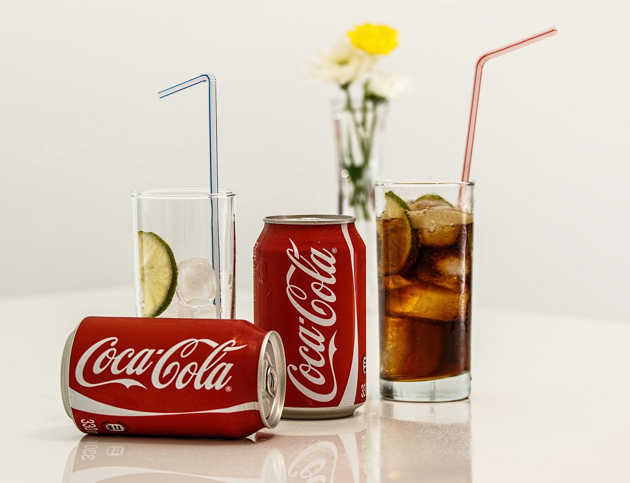 冷たい飲み物を持ち運びする際の便利なアイテムは？