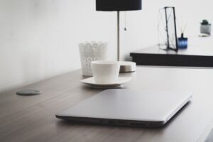 在宅ワークに適した服装と暑さ対策はどうすればいい？