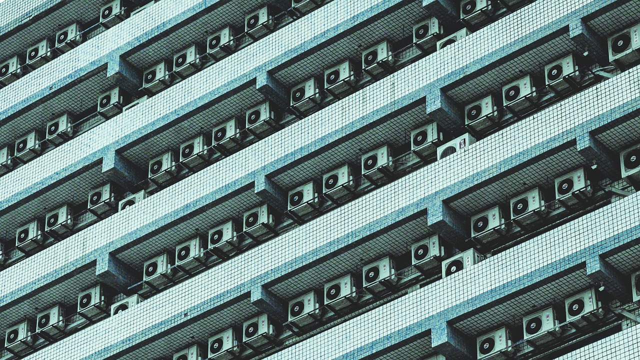 エアコンなしで快適に過ごすための扇風機併用方法は？