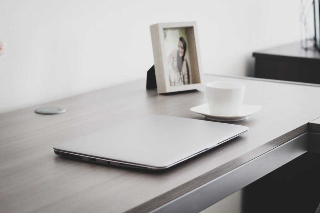 在宅ワークで快適に過ごすための暑さ対策PCデスクレイアウトは？